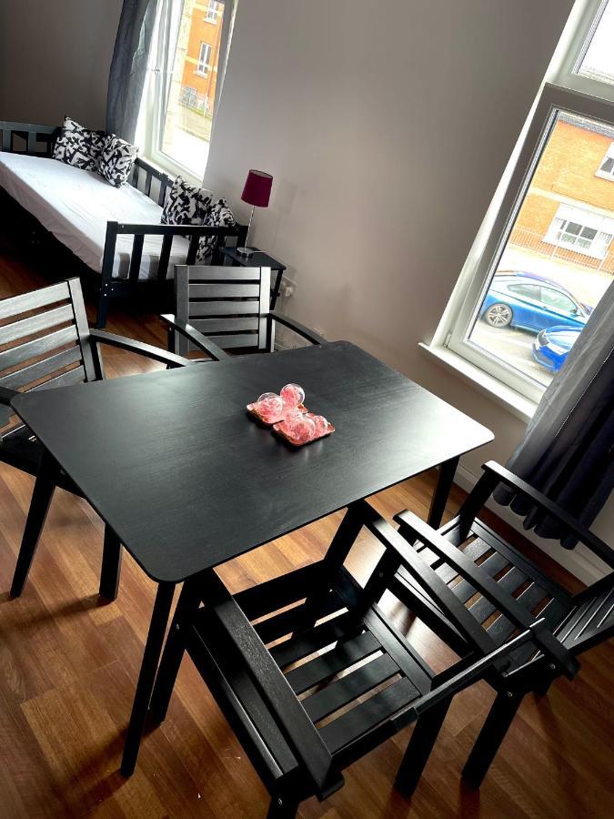 Entire Pinkapt - Free Parking - Up To 4 Guests - 3 Beds - Close To Centre Apartment