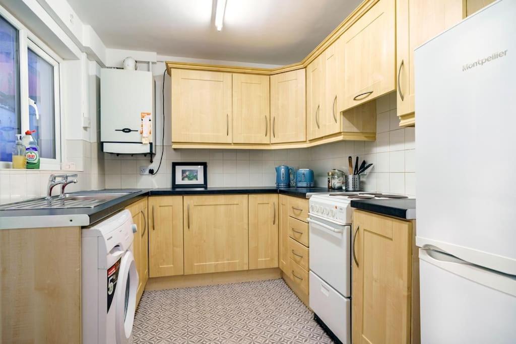 Lovely 2 Bedroom House Close To Centre Holiday home Belfast