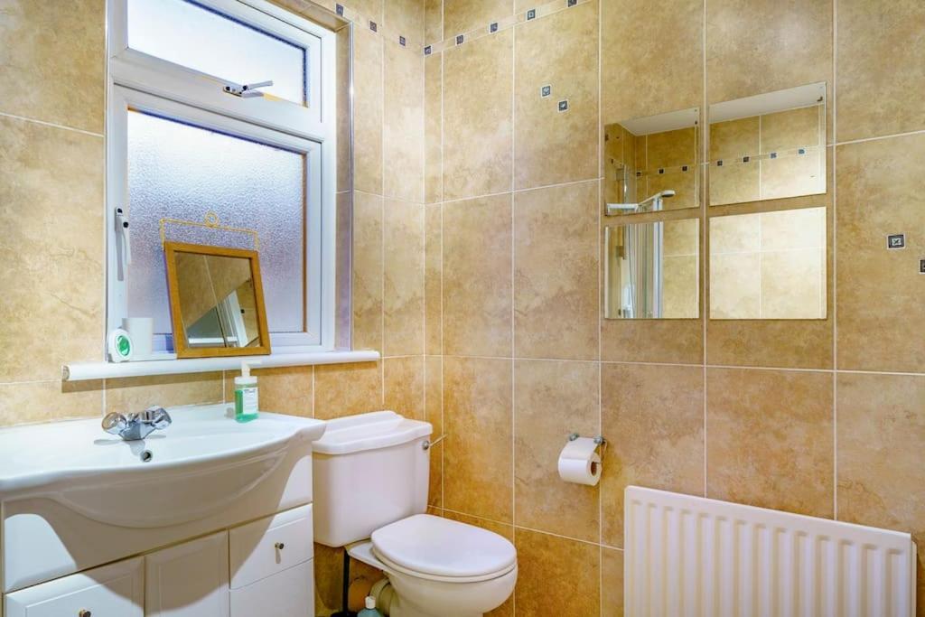 Lovely 2 Bedroom House Close To Centre Holiday home Belfast