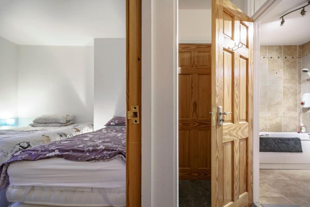 Lovely 2 Bedroom House Close To Centre Holiday home *