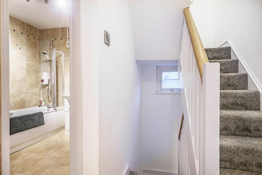 Lovely 2 Bedroom House Close To Centre * Belfast