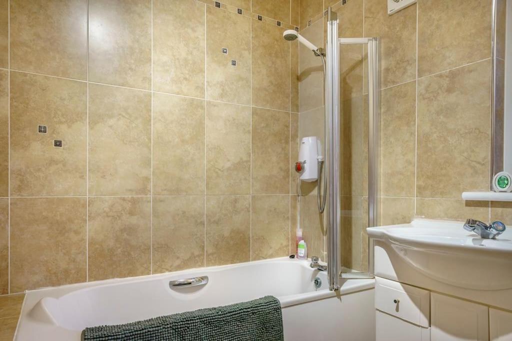 Lovely 2 Bedroom House Close To Centre Belfast