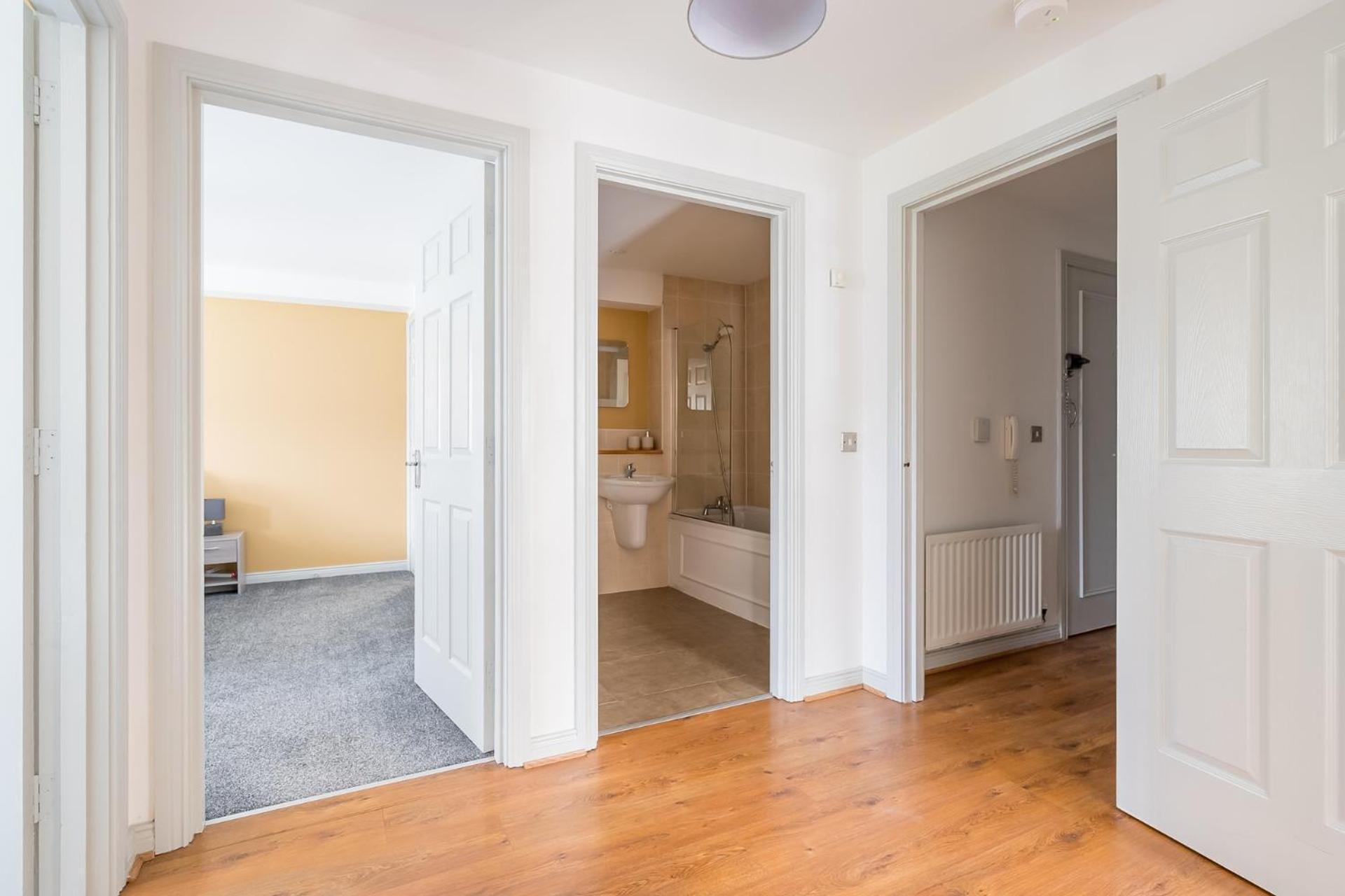 Modern 3 Bedroom Apt Near City Centre Parking Included