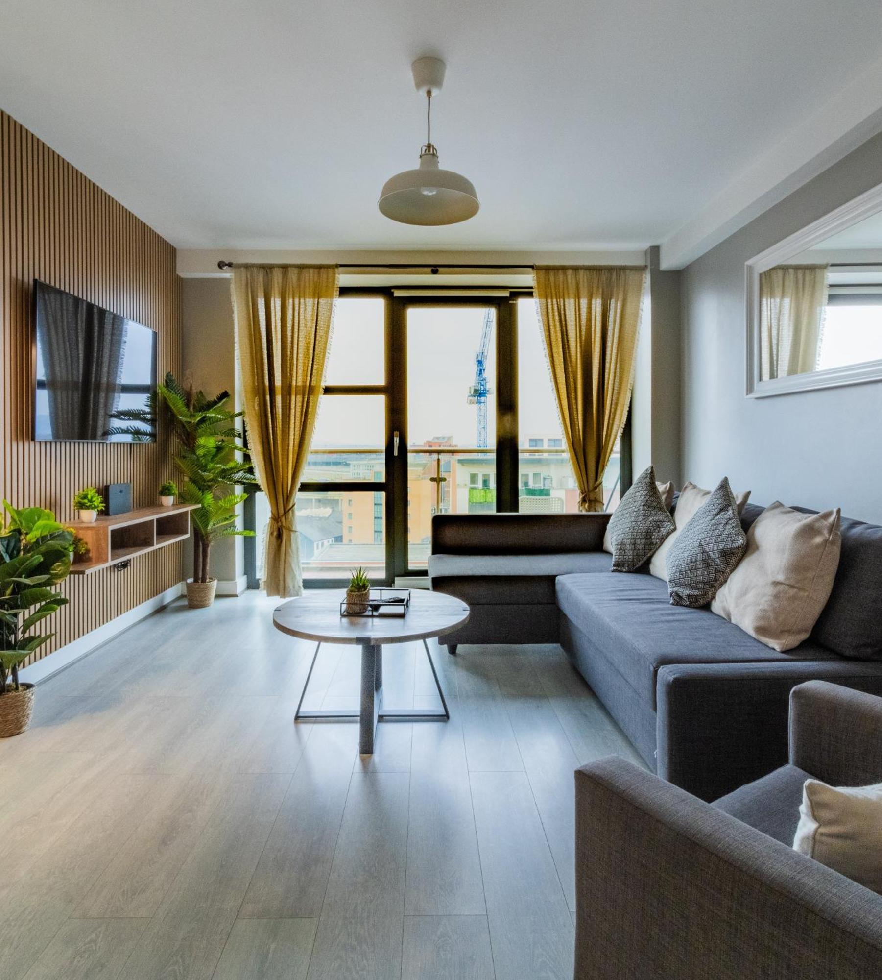 Apartment Quarters: 9th Floor Gem! *