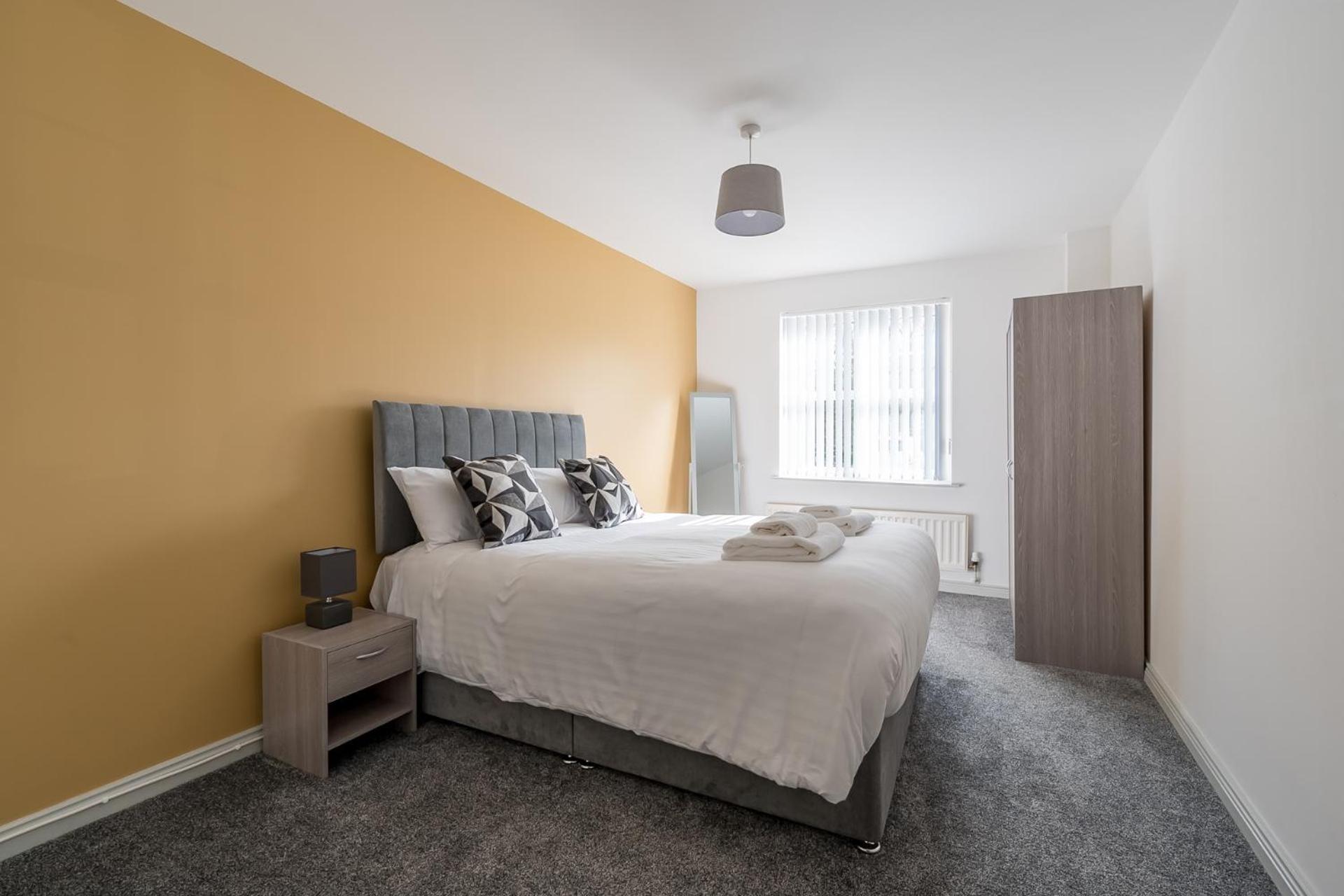 Modern 3 Bedroom Apt Near City Centre Parking Included Apartment *