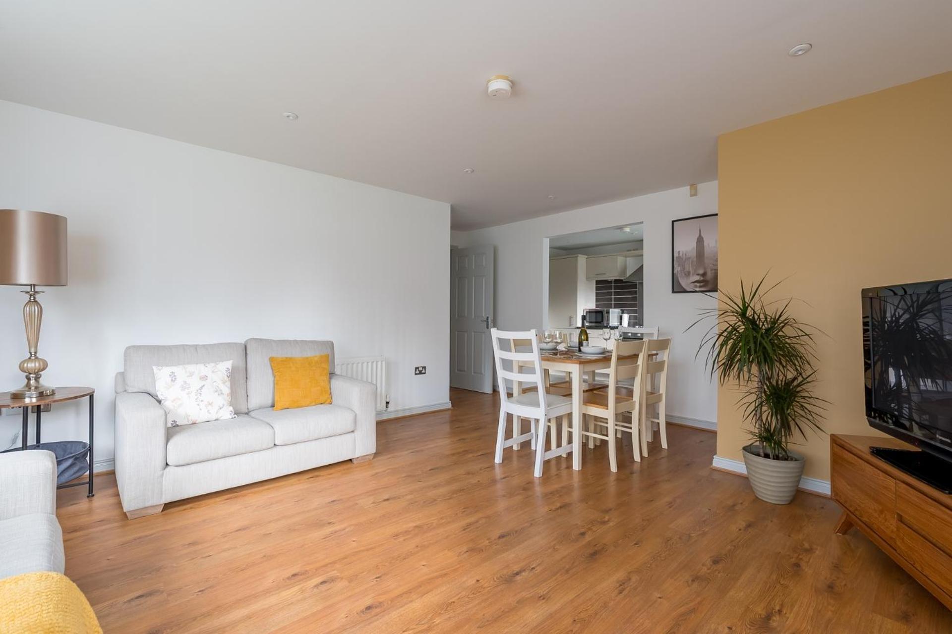 Modern 3 Bedroom Apt Near City Centre Parking Included Apartment *