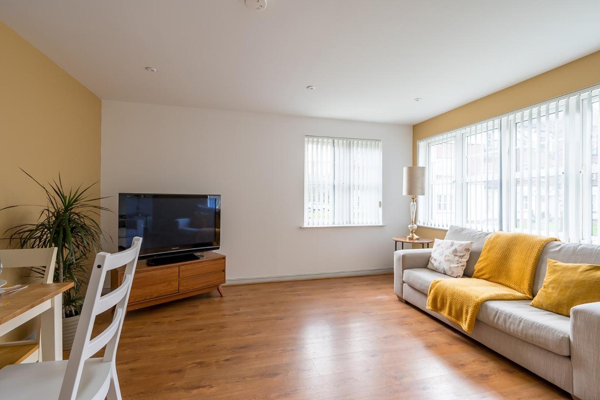 Modern 3 Bedroom Apt Near City Centre Parking Included Apartment