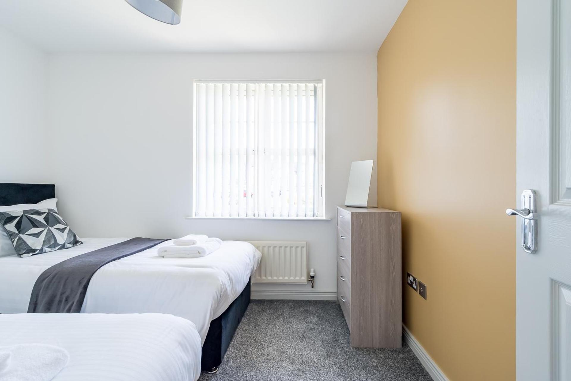 Modern 3 Bedroom Apt Near City Centre Parking Included * Belfast
