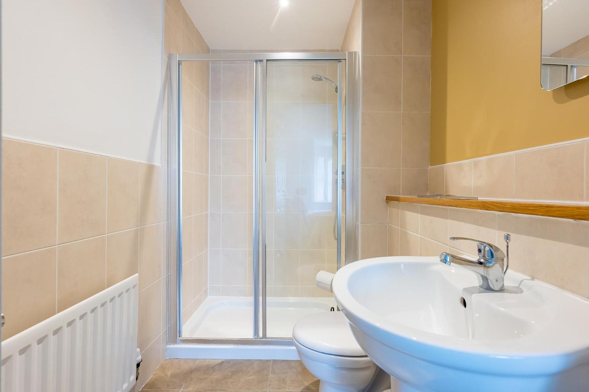 Modern 3 Bedroom Apt Near City Centre Parking Included Apartment *