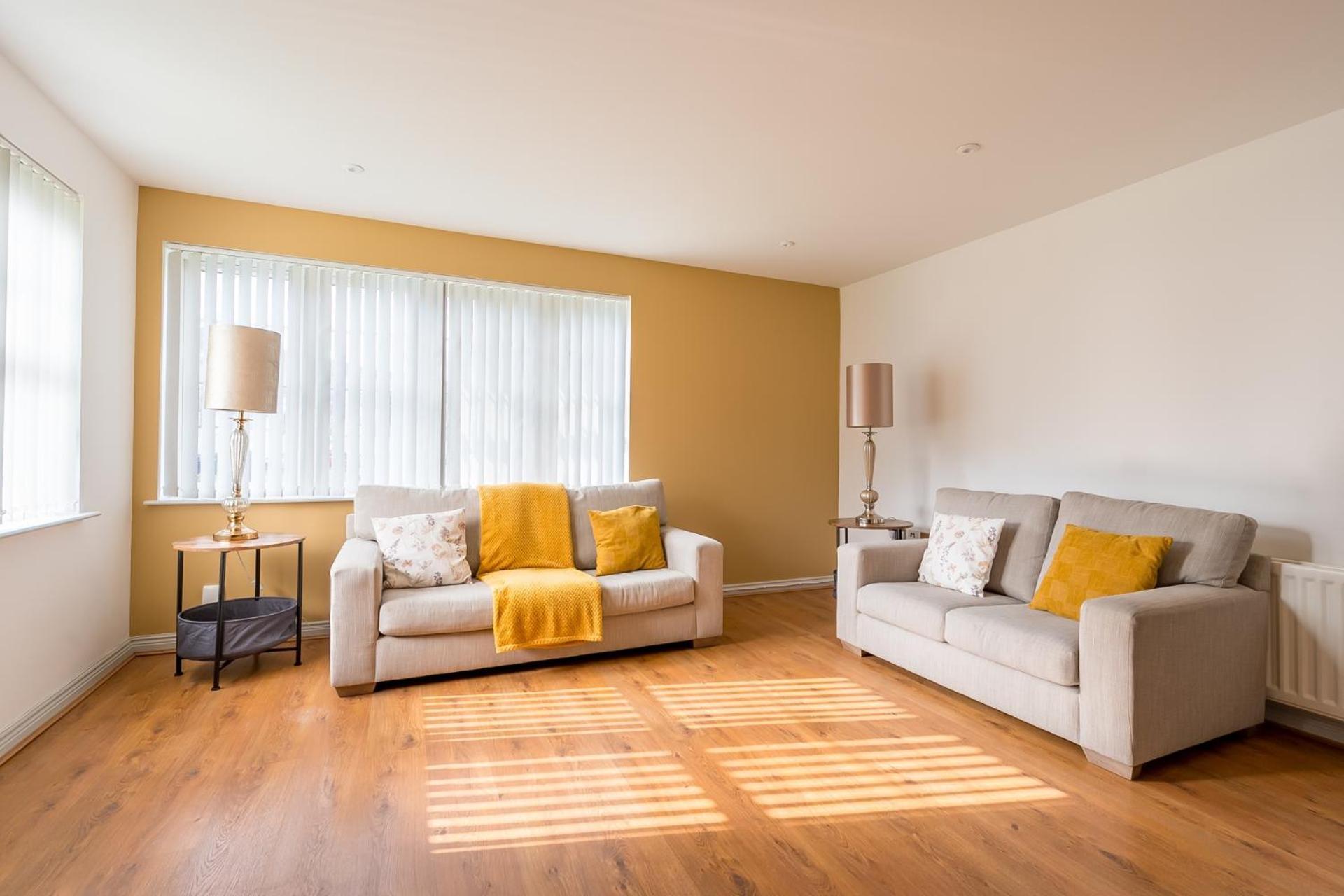 Apartment Modern 3 Bedroom Apt Near City Centre Parking Included *