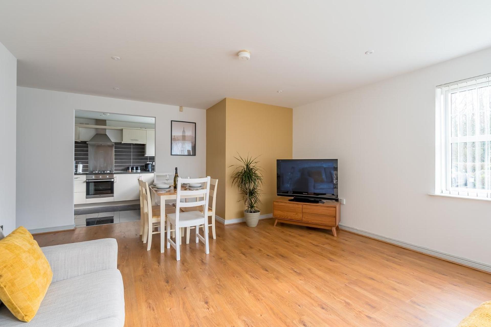 Modern 3 Bedroom Apt Near City Centre Parking Included Belfast