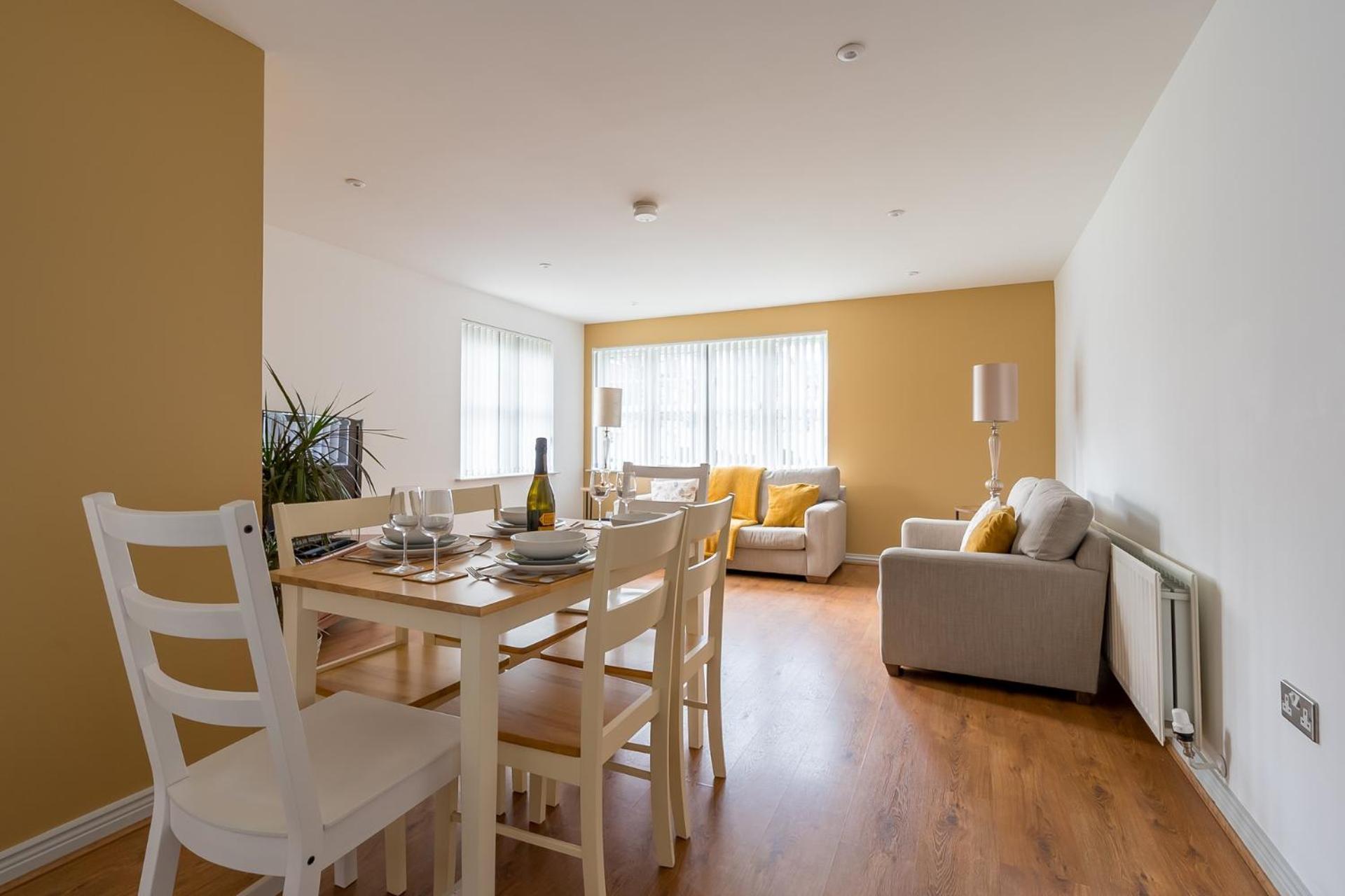 Modern 3 Bedroom Apt Near City Centre Parking Included Apartment