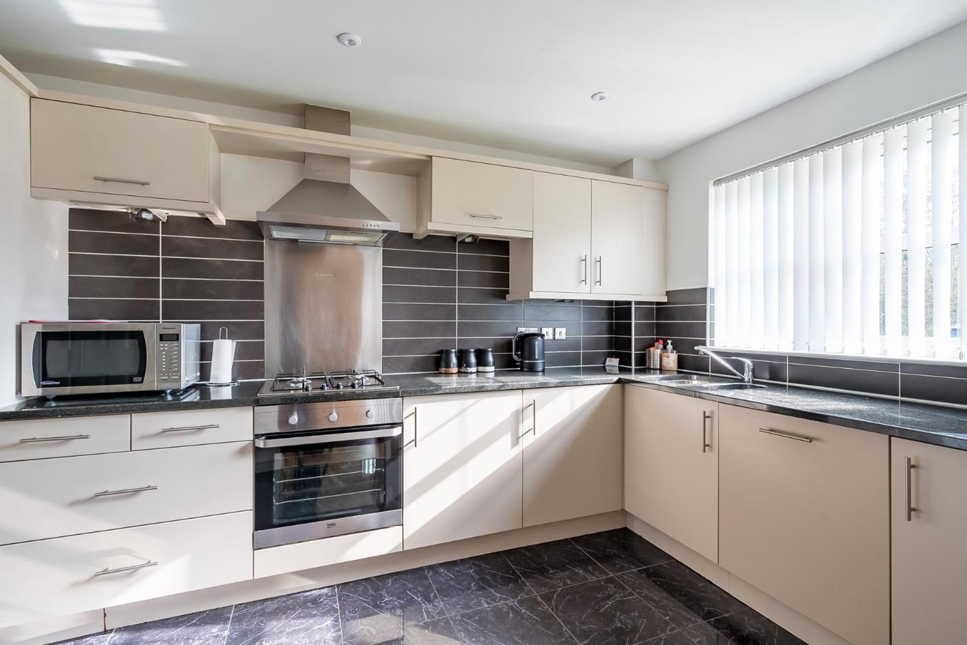 Modern 3 Bedroom Apt Near City Centre Parking Included