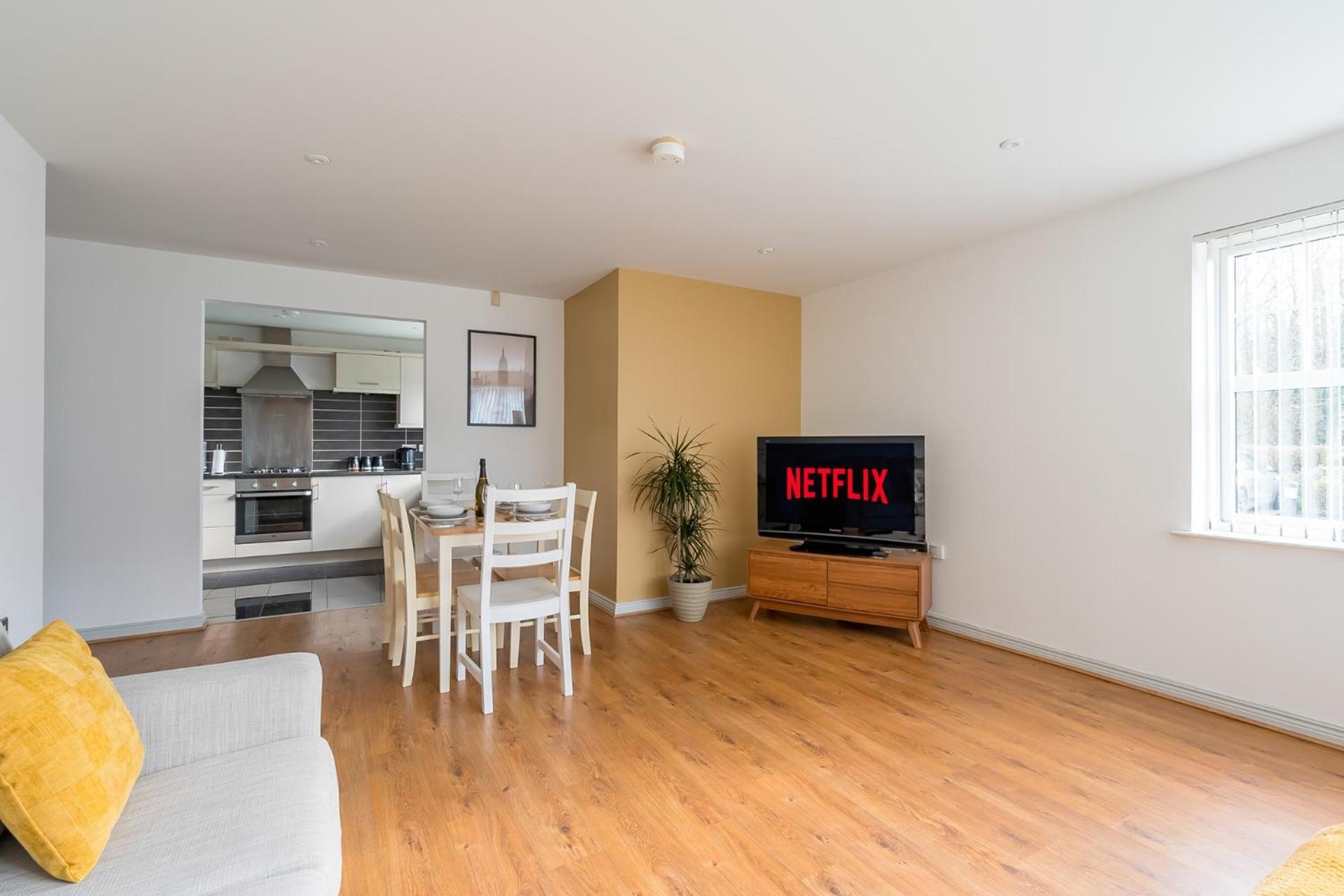 Modern 3 Bedroom Apt Near City Centre Parking Included * Belfast