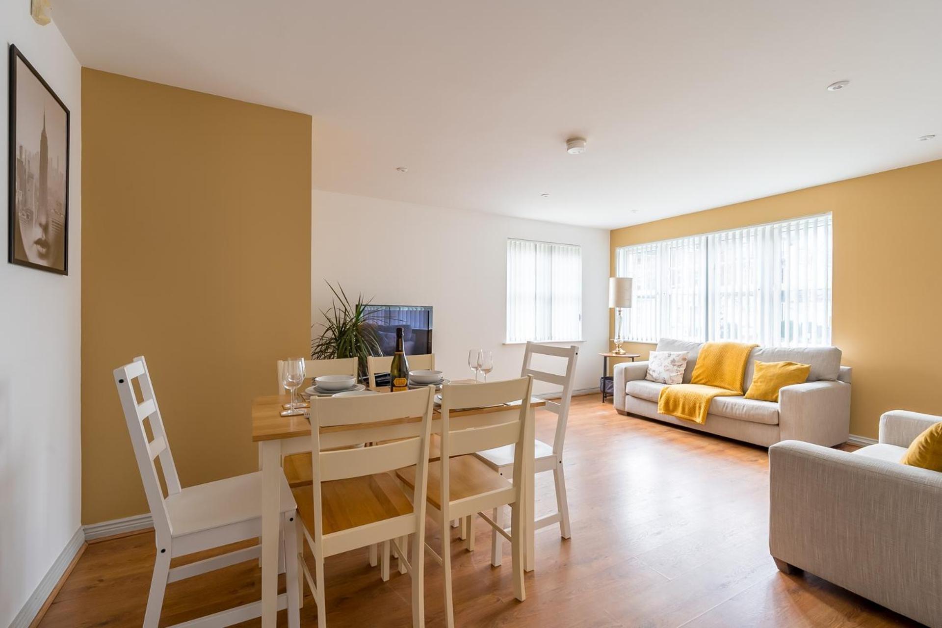 Modern 3 Bedroom Apt Near City Centre Parking Included Apartment *