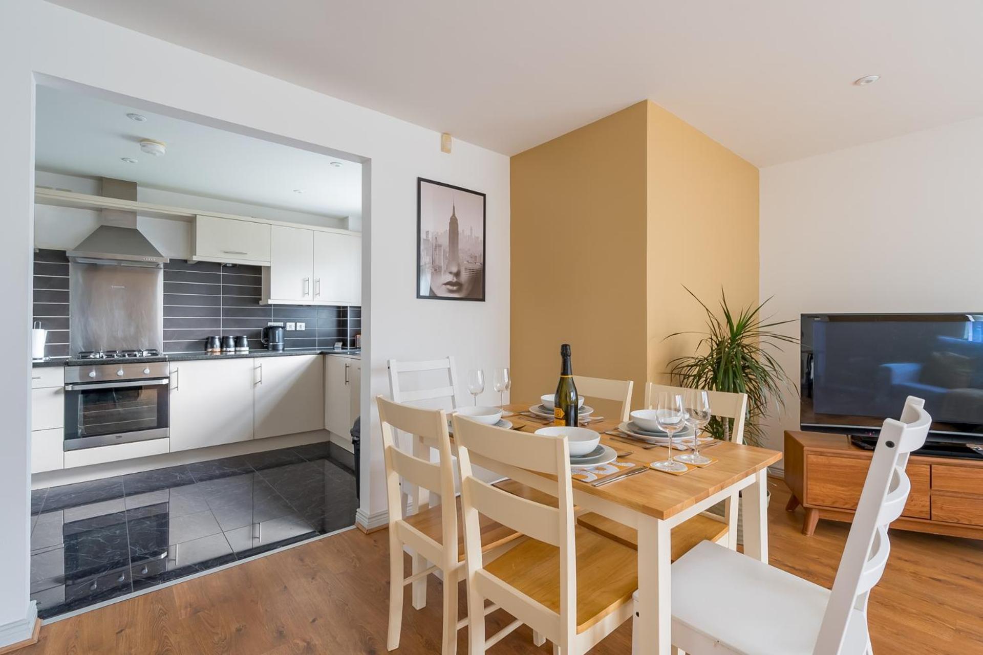 Modern 3 Bedroom Apt Near City Centre Parking Included * Belfast