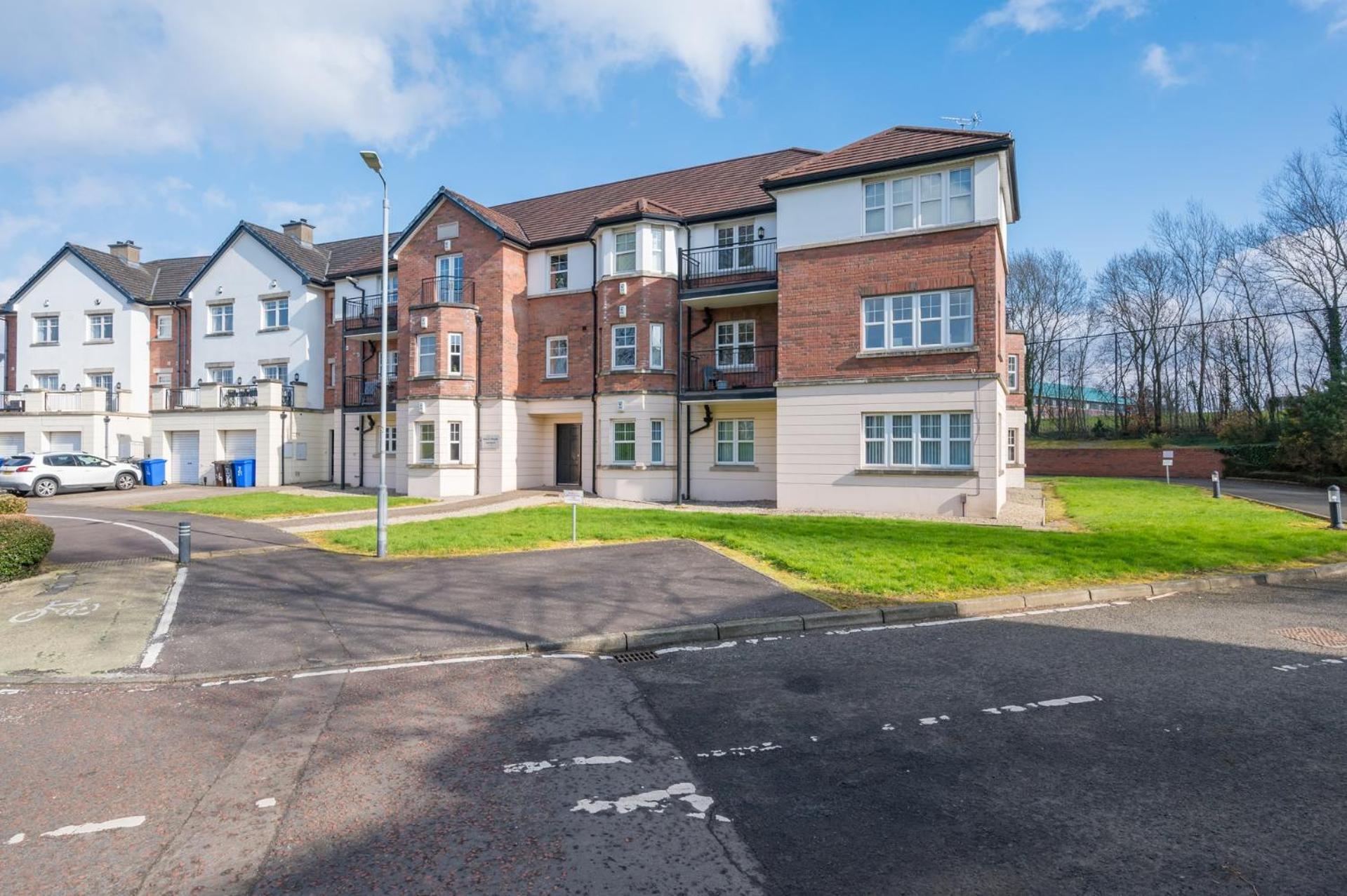Modern 3 Bedroom Apt Near City Centre Parking Included Belfast