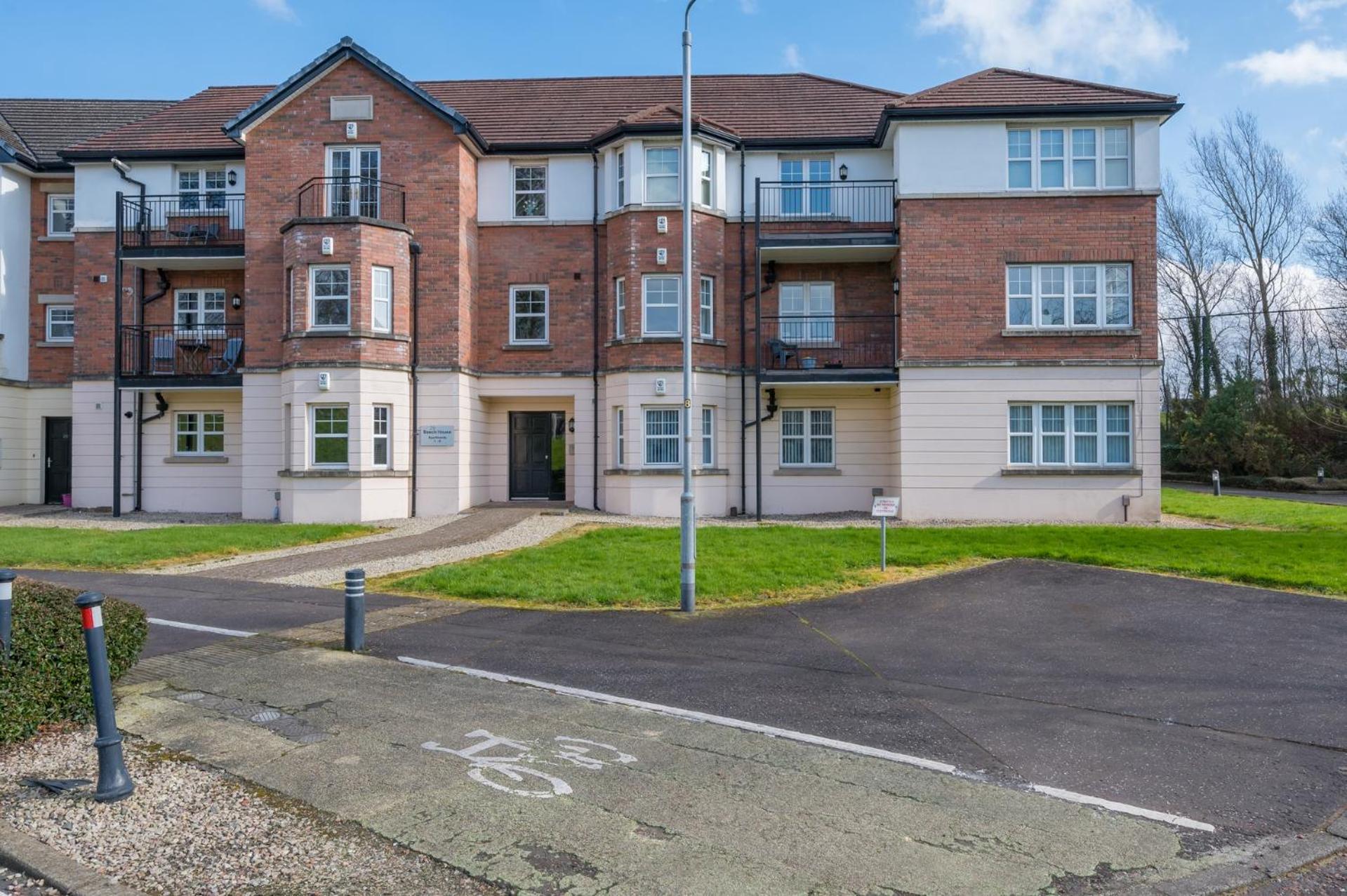 Modern 3 Bedroom Apt Near City Centre Parking Included Apartment