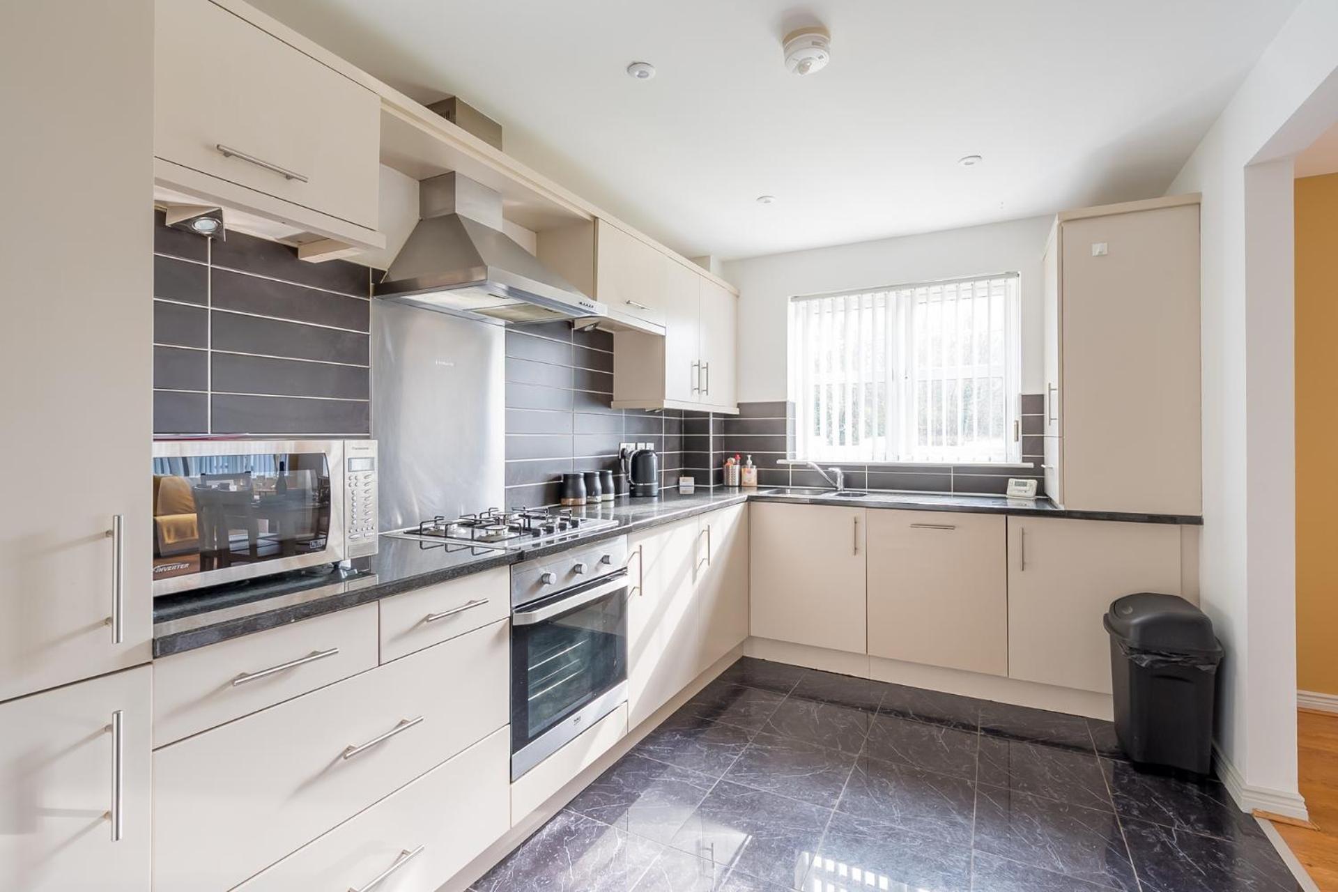 Apartment Modern 3 Bedroom Apt Near City Centre Parking Included *