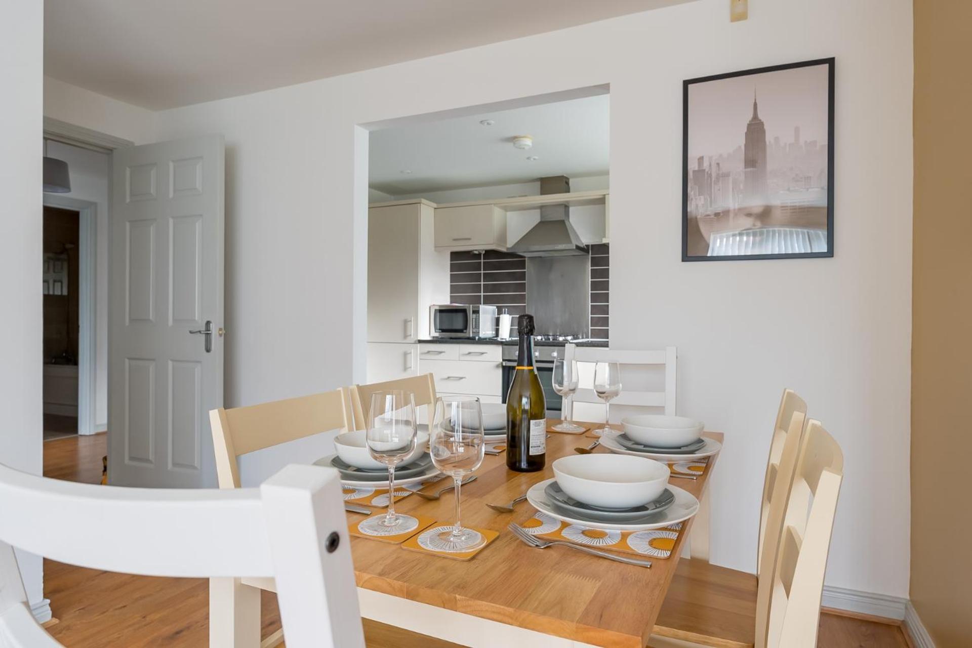 Apartment Modern 3 Bedroom Apt Near City Centre Parking Included