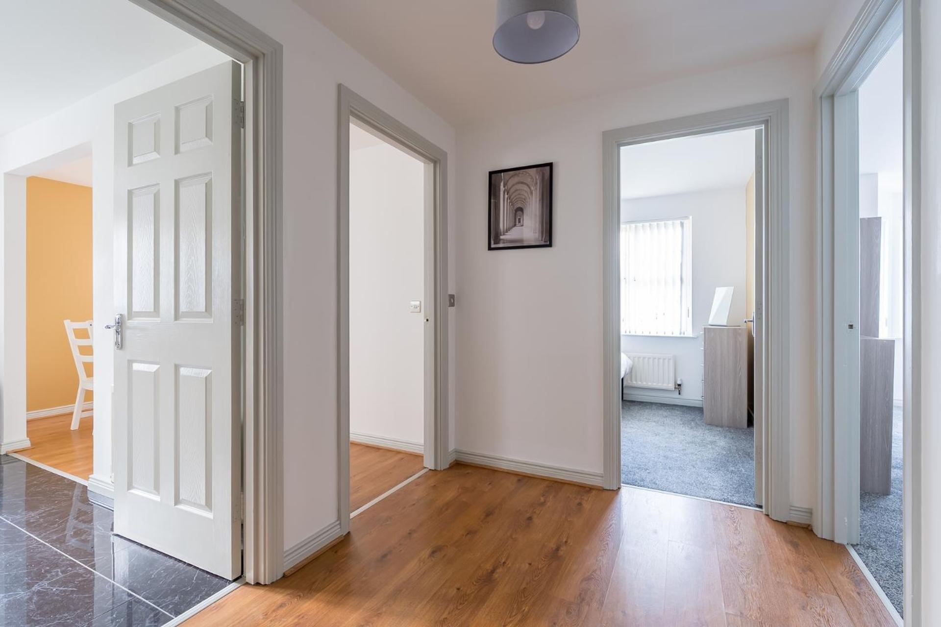 Modern 3 Bedroom Apt Near City Centre Parking Included Belfast