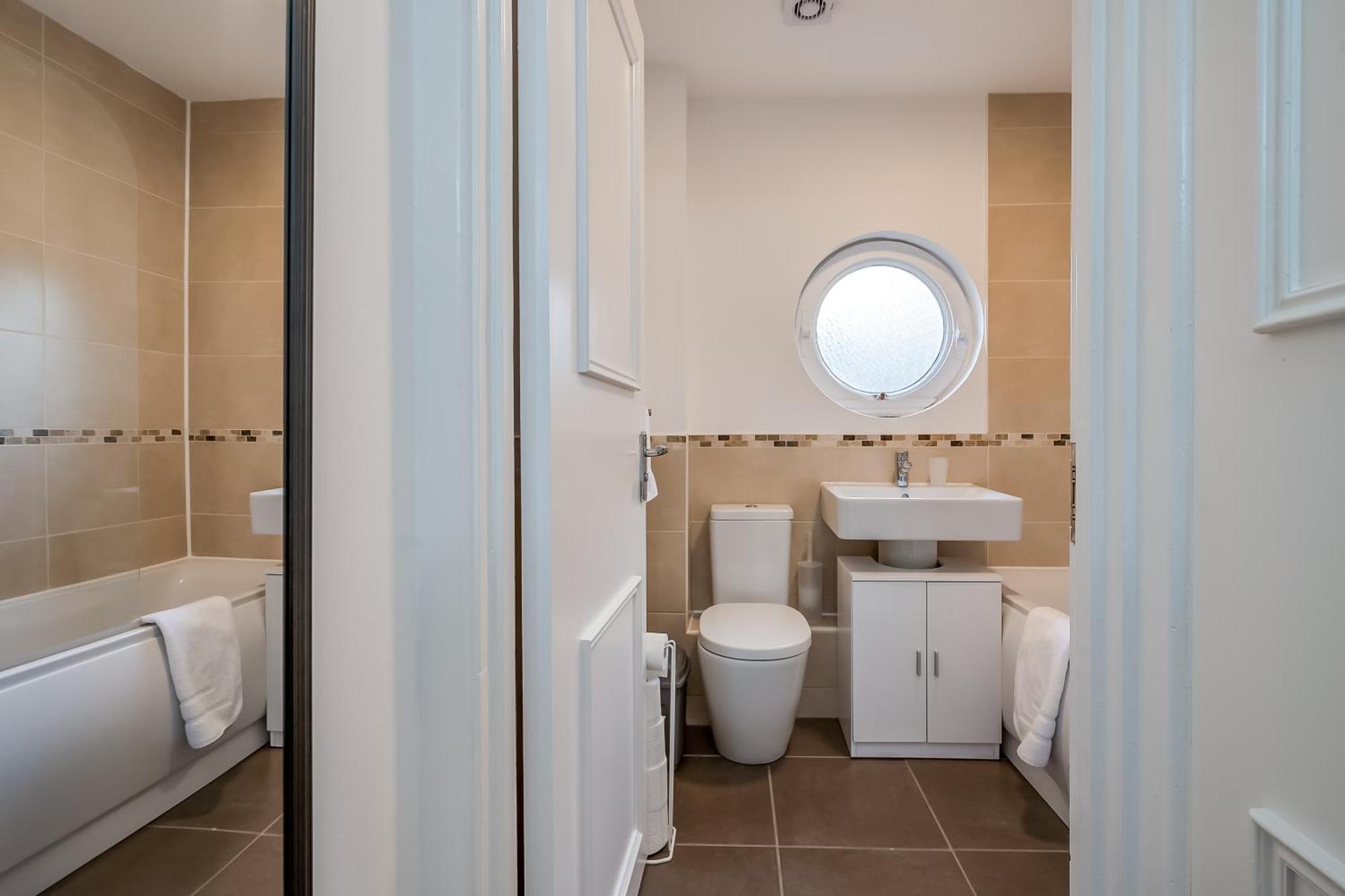 Staybynumbers - Centre & Allocated Parking Apartment Belfast