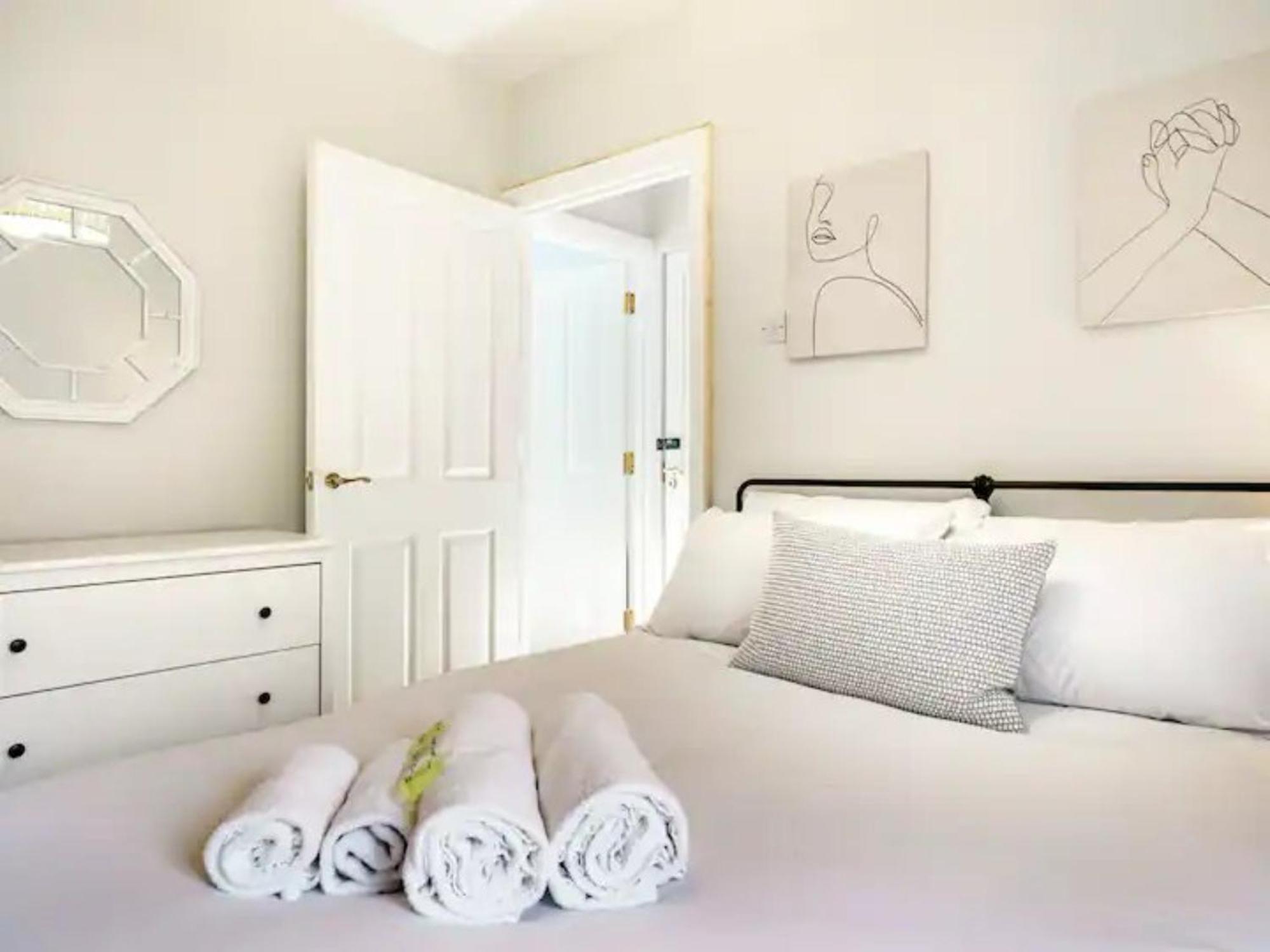 Pass The Keys Belmont Bolthole 2 Bed Bars And Eateries Abound *
