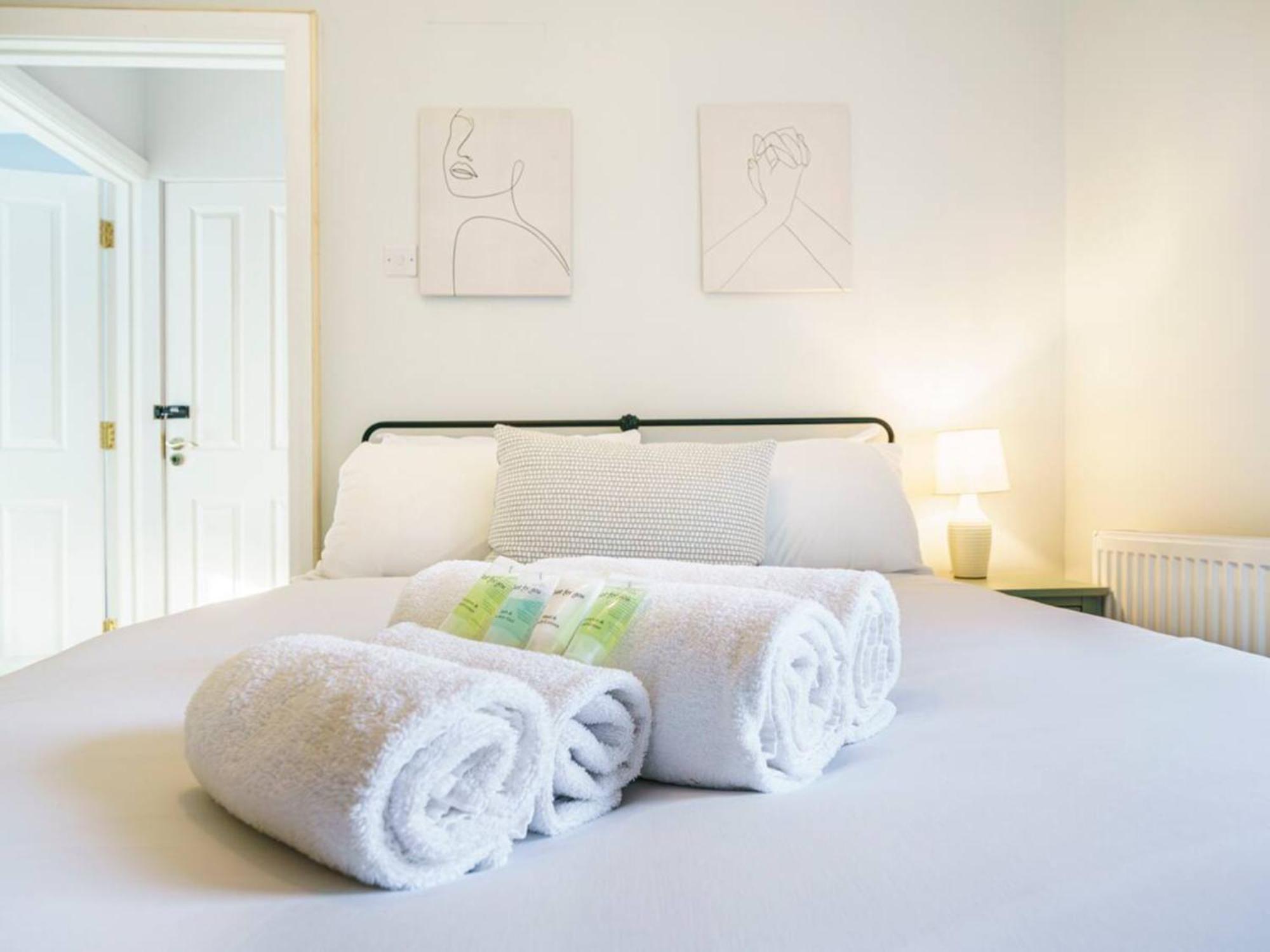 Pass The Keys Belmont Bolthole 2 Bed Bars And Eateries Abound