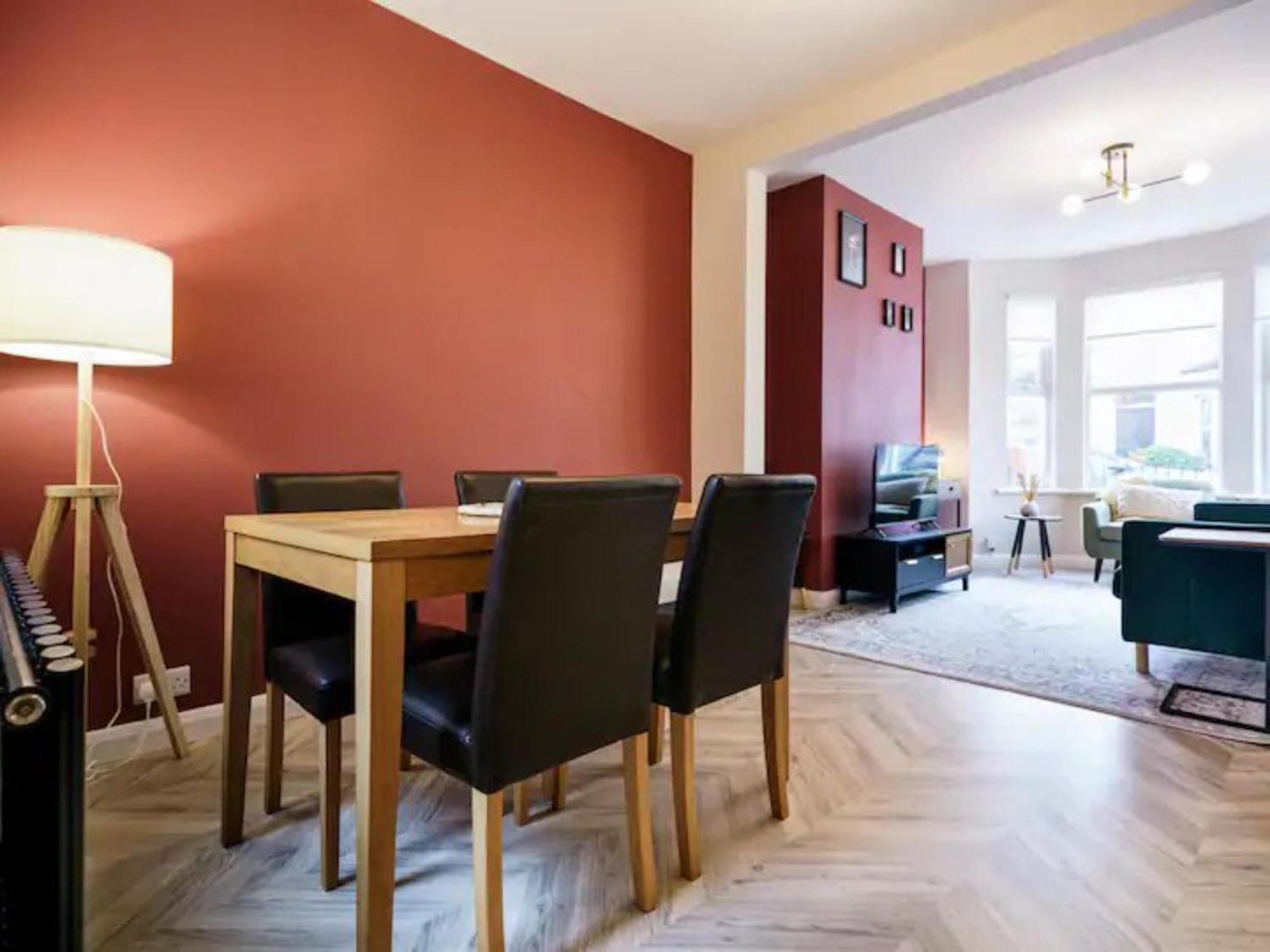 Pass The Keys Belmont Bolthole 2 Bed Bars And Eateries Abound *