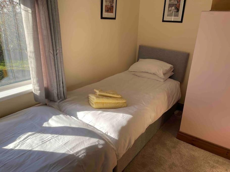 Lovely 2 Bedroom House Overlooking Park, Free Parking *