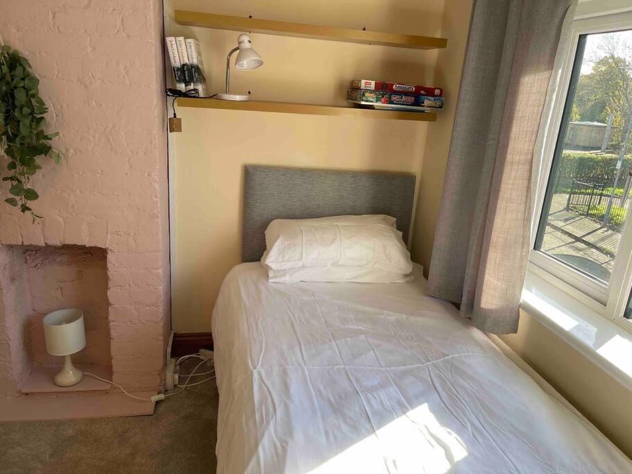 Lovely 2 Bedroom House Overlooking Park, Free Parking Belfast