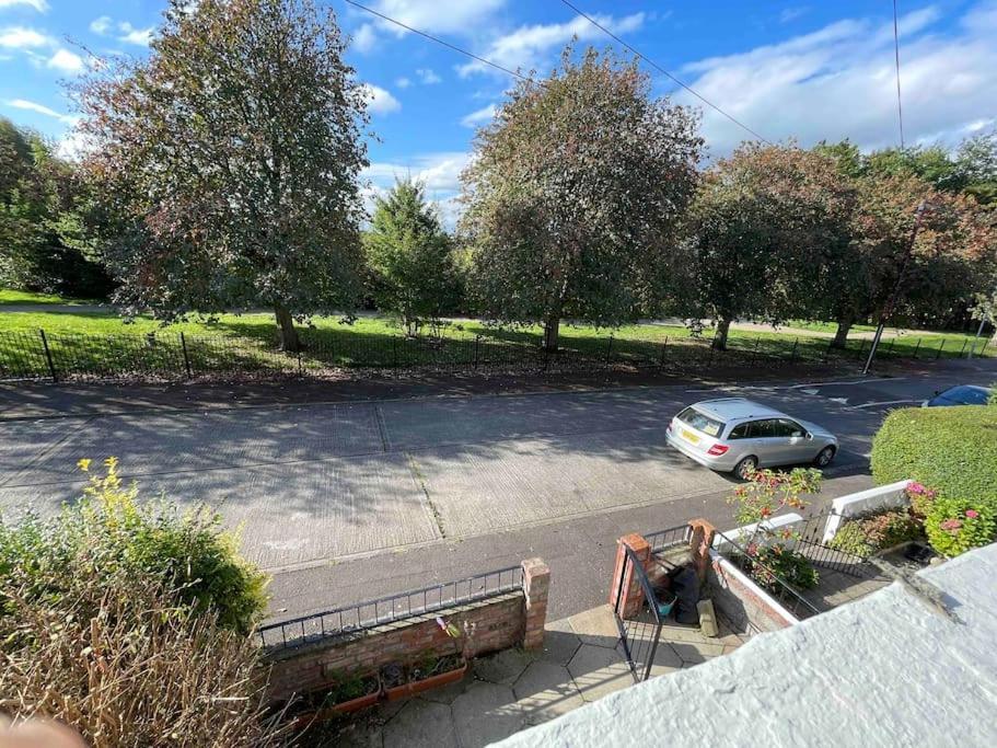 Lovely 2 Bedroom House Overlooking Park, Free Parking Holiday home