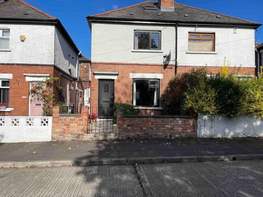 Holiday home Lovely 2 Bedroom House Overlooking Park, Free Parking *
