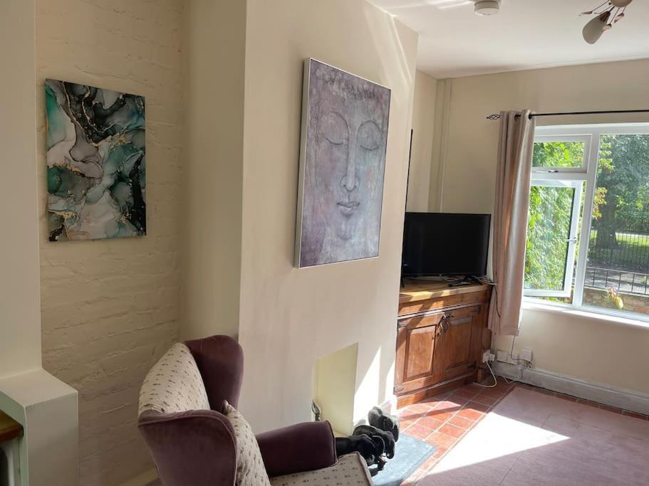 Lovely 2 Bedroom House Overlooking Park, Free Parking Holiday home Belfast