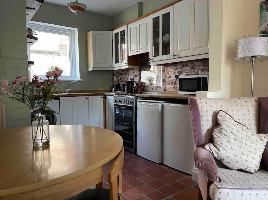 Lovely 2 Bedroom House Overlooking Park, Free Parking Belfast
