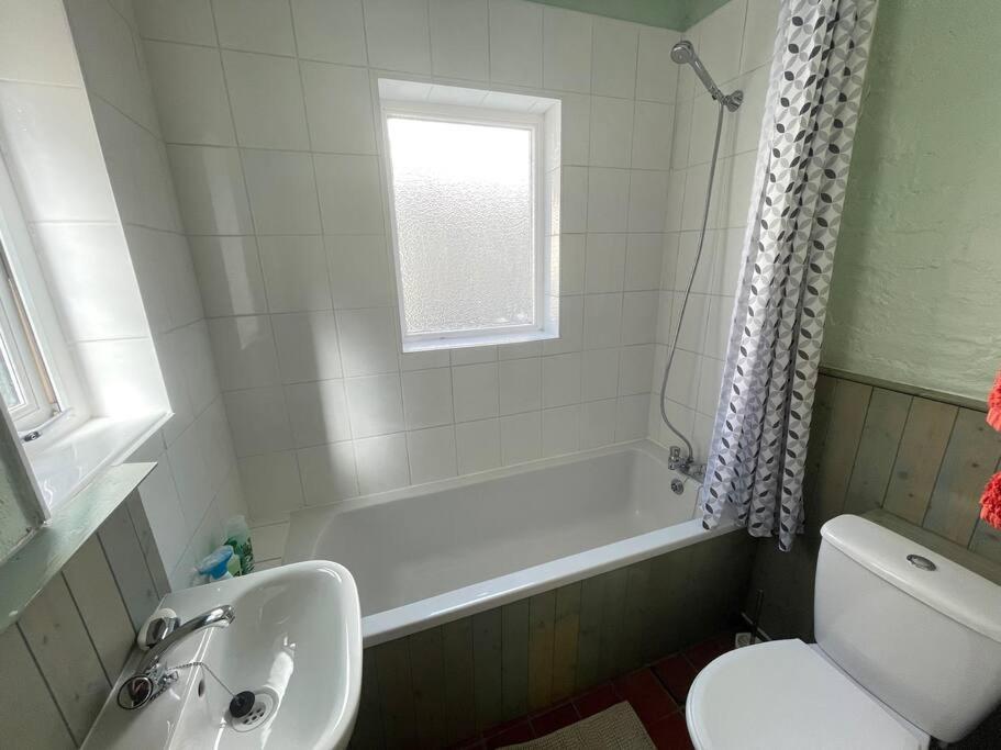 Holiday home Lovely 2 Bedroom House Overlooking Park, Free Parking