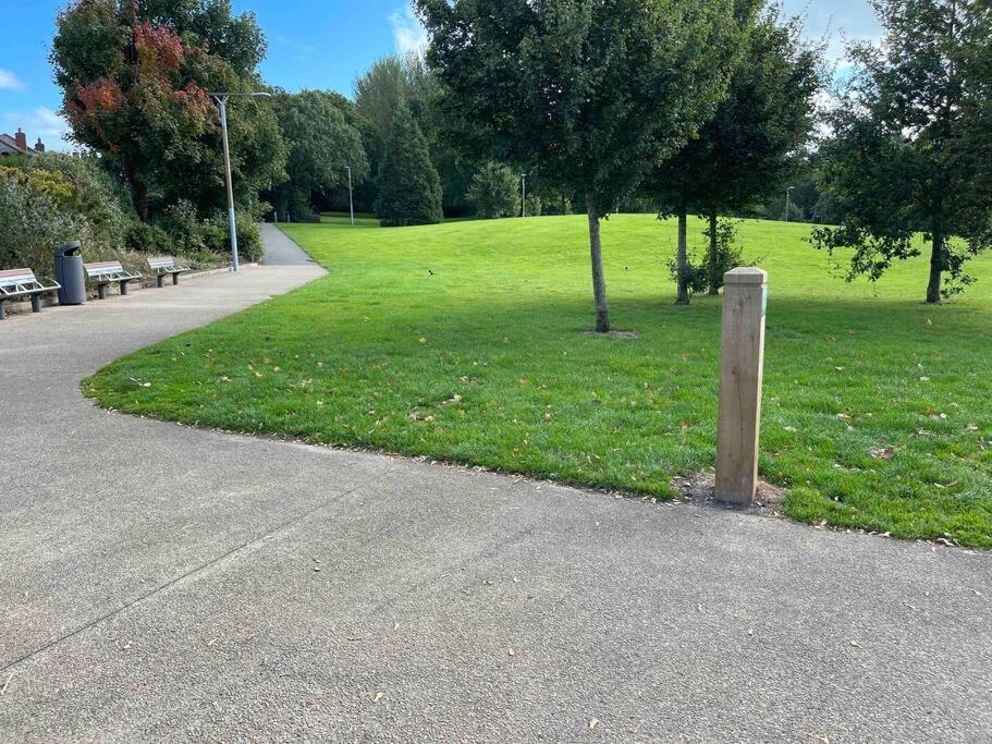 Lovely 2 Bedroom House Overlooking Park, Free Parking Holiday home *