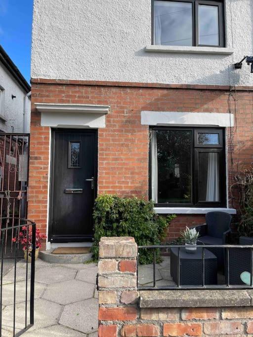 Lovely 2 Bedroom House Overlooking Park, Free Parking Holiday home Belfast