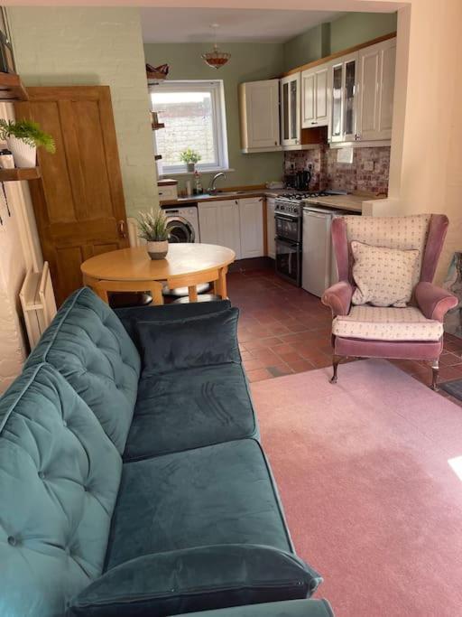 Holiday home Lovely 2 Bedroom House Overlooking Park, Free Parking *