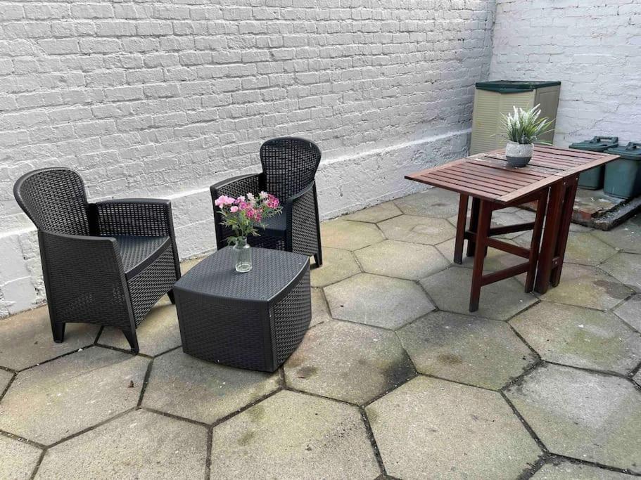 Lovely 2 Bedroom House Overlooking Park, Free Parking *