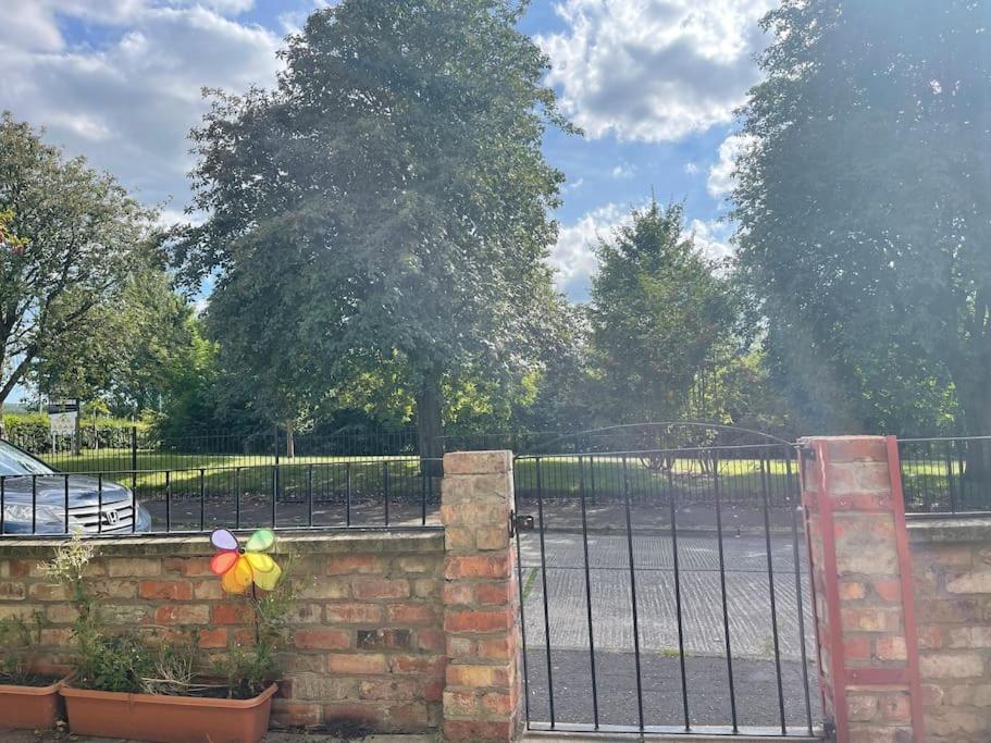 Holiday home Lovely 2 Bedroom House Overlooking Park, Free Parking
