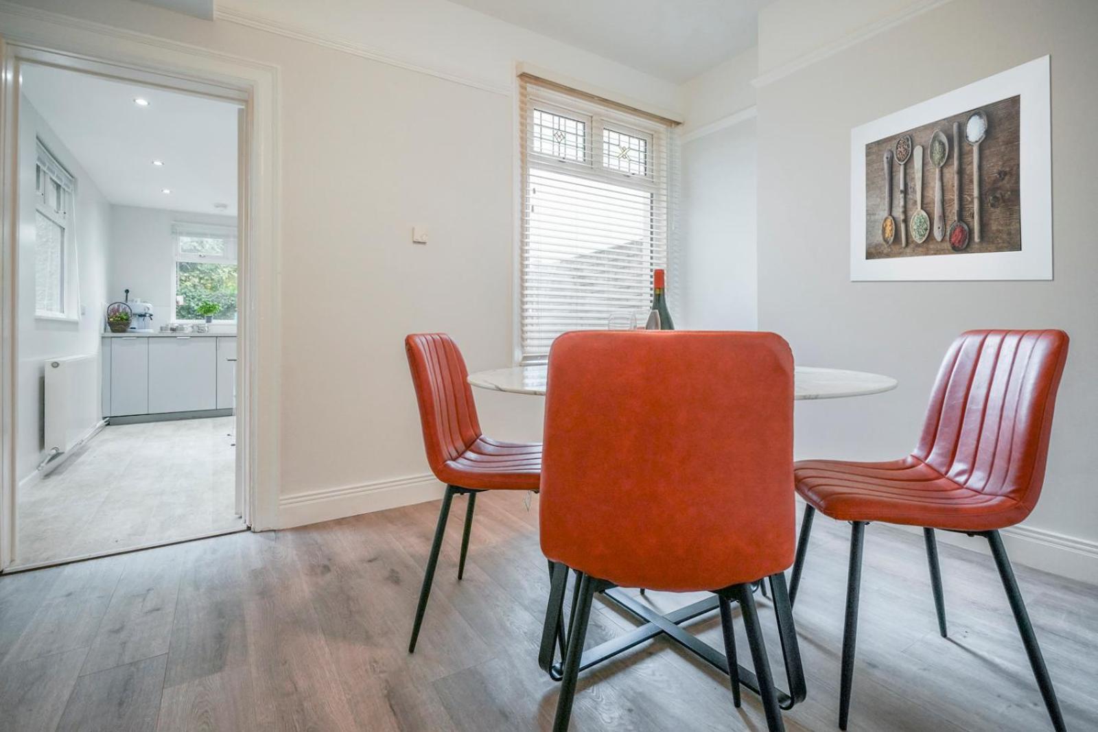 Close To City Centre Stylish 3 Bedroom House * Belfast