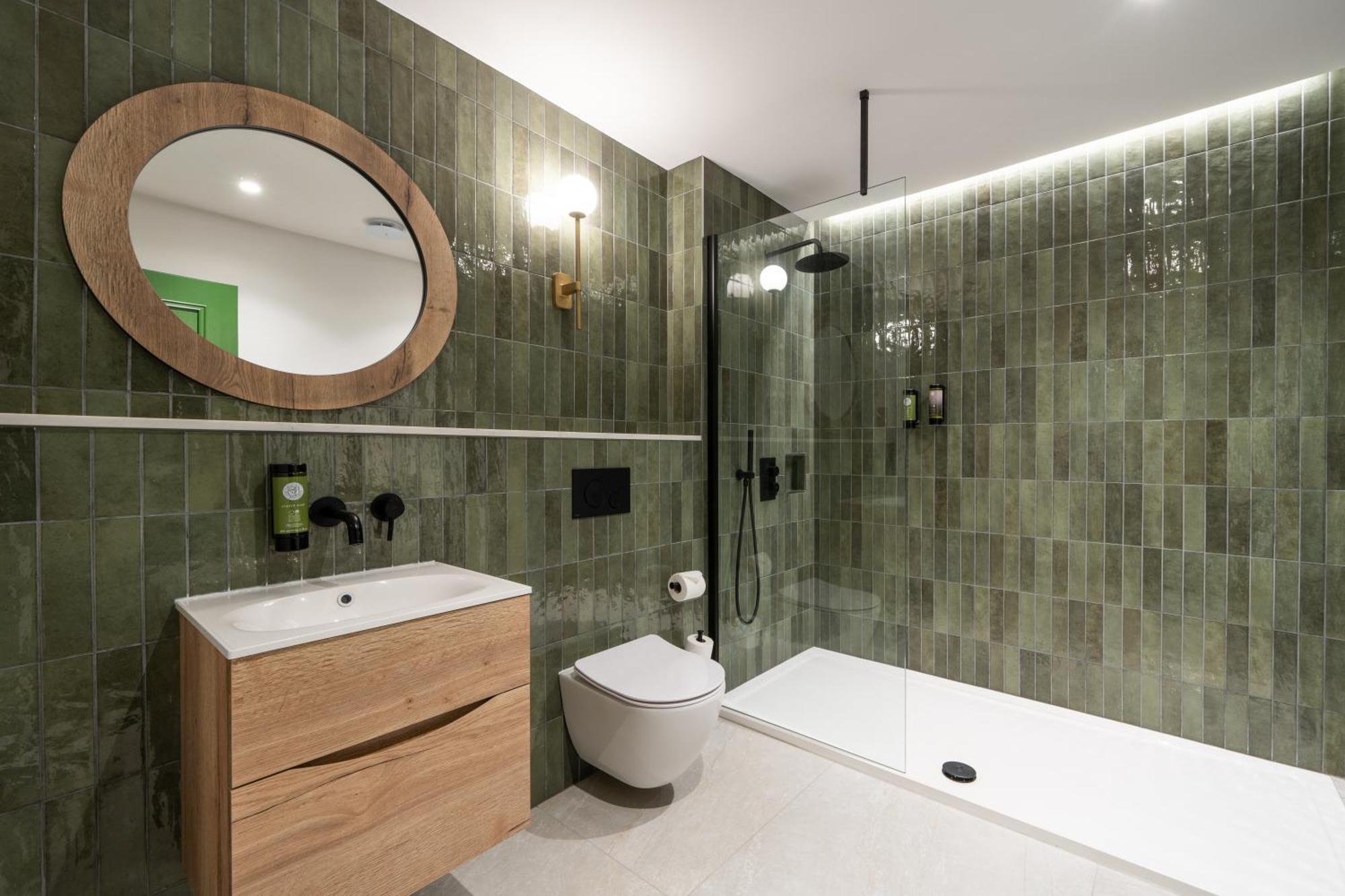 Ivanhoe And 3* Belfast