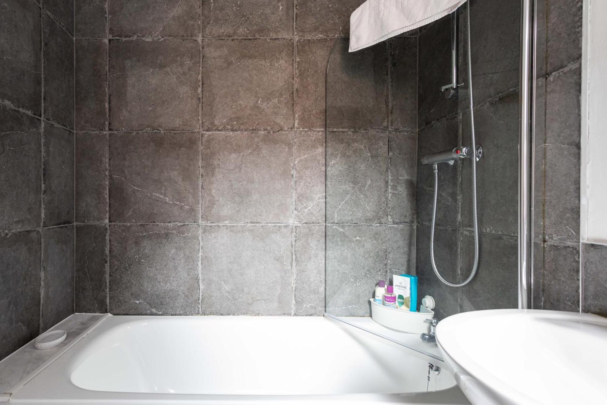 - 3 Bed Cosy Terrace - Hip And Trendy Ormeau Road *