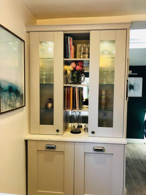 Cheerful 4 Bedroom Townhouse, Side Street Parking Holiday home