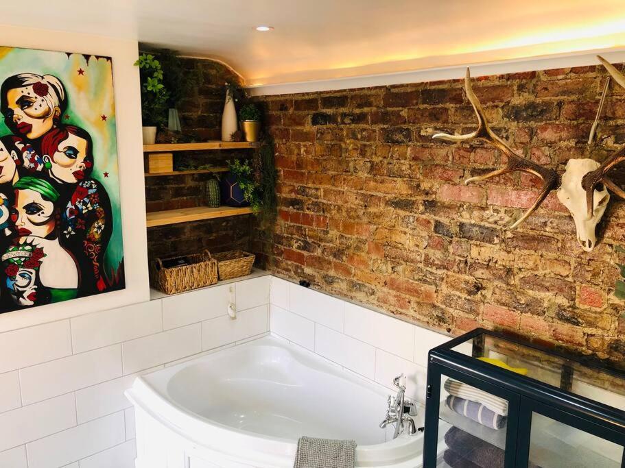 Cheerful 4 Bedroom Townhouse, Side Street Parking Holiday home Belfast