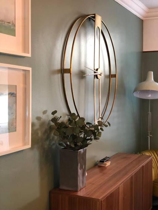 Cheerful 4 Bedroom Townhouse, Side Street Parking Holiday home *