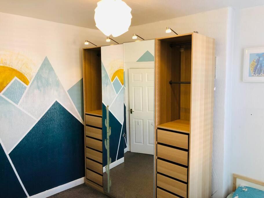 Holiday home Cheerful 4 Bedroom Townhouse, Side Street Parking *