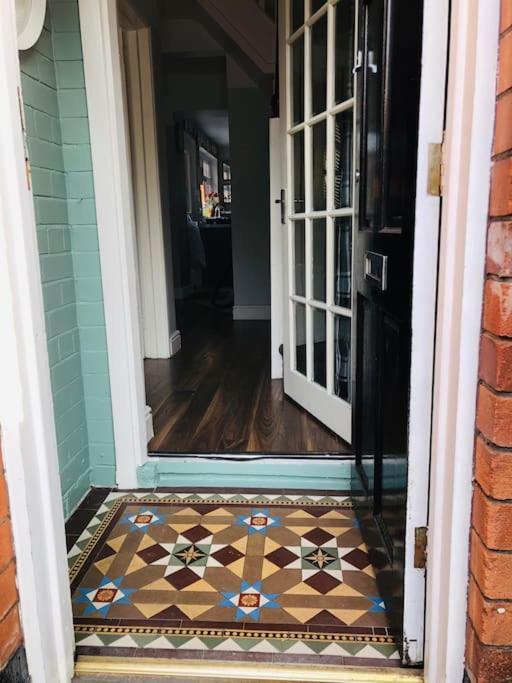 Cosy Two Bed Terraced House 7min Drive From *