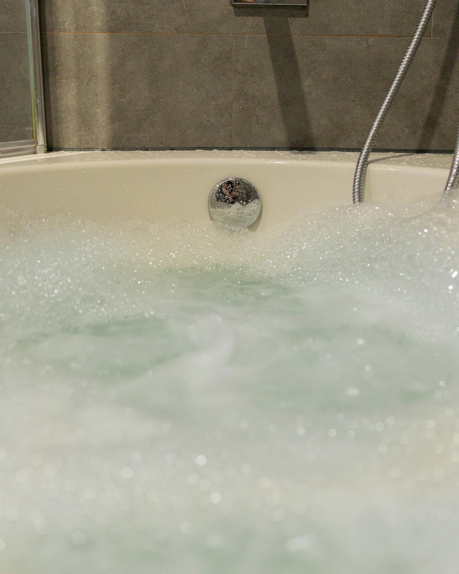 Jucuzzi Bath. Japanese Toilet. Centre. * Belfast